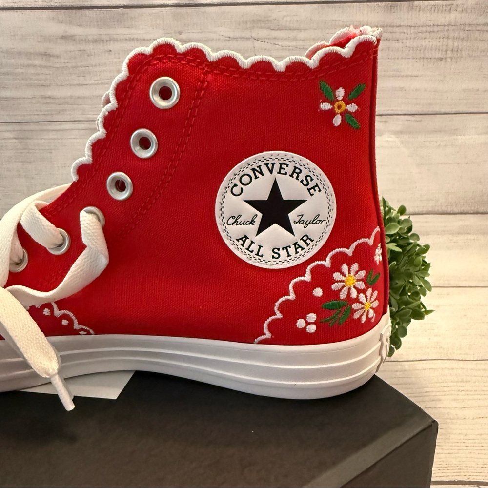 Chuck Taylor All Star Embroidered Flowers High Top - Picture 4 of 9